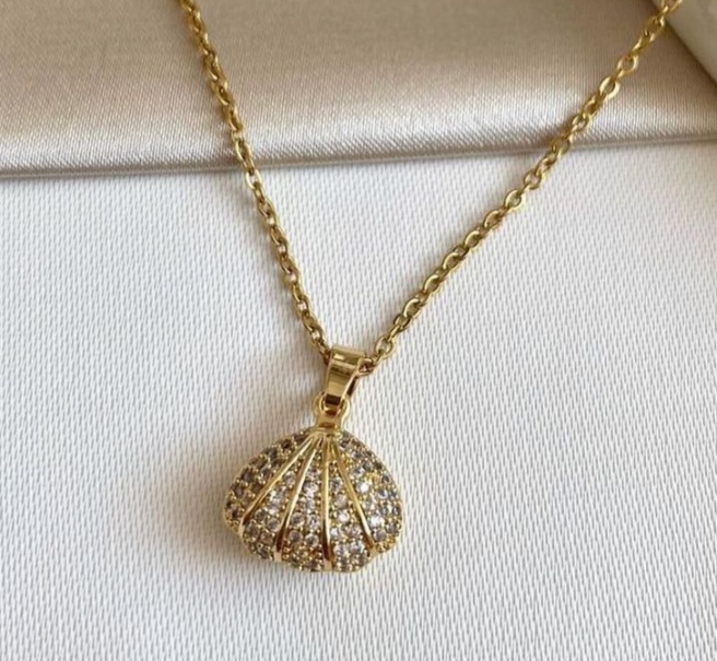 Shell and pearl Necklace 