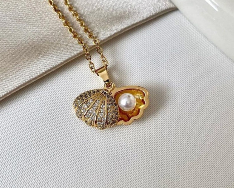 Shell and pearl Necklace 